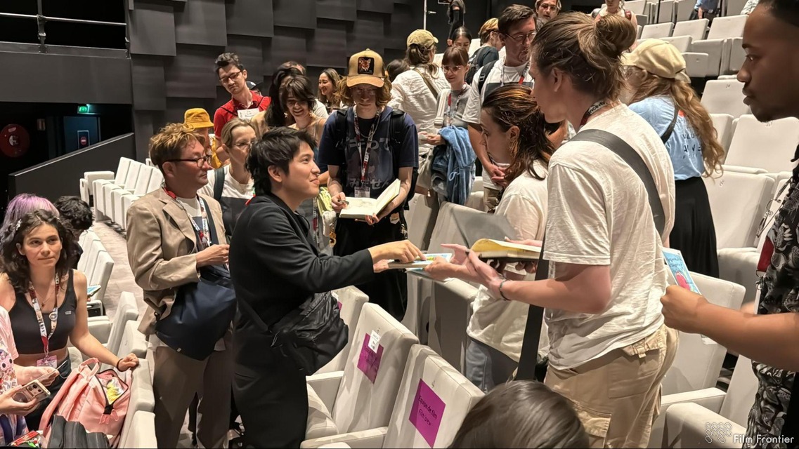 アヌシー国際アニメーション映画祭での『ホウセンカ』公式上映時、観客にサインする木下麦監督