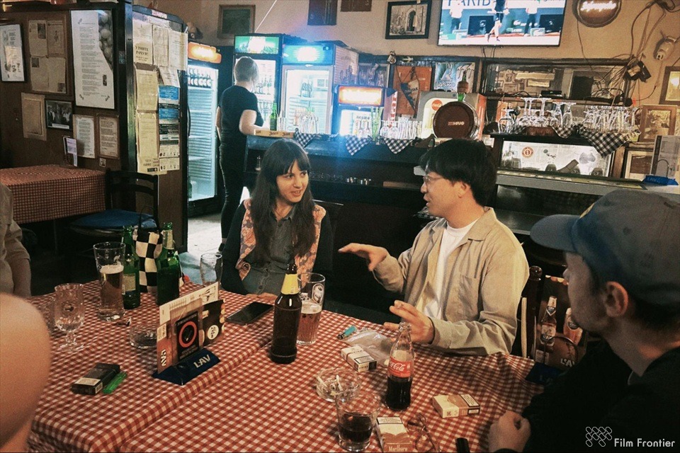現地の方に話を聞くたかはし監督（右から2番目）